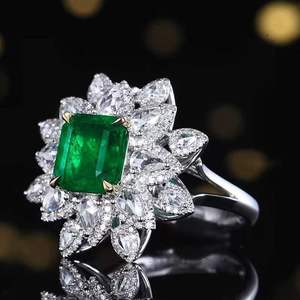 Anillo de Oro de 18K con Esmeralda Natural de 2.56ct, Corte Esmeralda Cuadrado, Piedra Central Rodeada por 193 Diamantes Brillantes con Halo Floral - Product Image 2