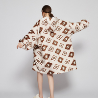 Usine polyester sherpa couverture capuche surdimensionné portable couverture sweat pour l'hiver confortable en peluche portable couverture à capuche adulte