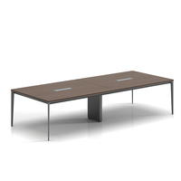 Table de conférence moderne en bois avec structure métallique élégante et écran de séparation pour bureau d'entreprise ou mobilier d'hôtel