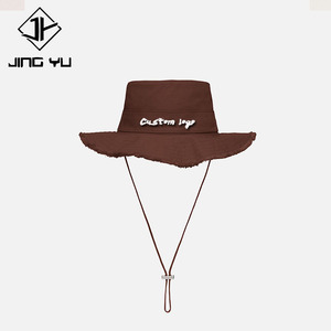 Chapeau de plage d'été avec bord effiloché réglable et sangle brodée. Chapeau de pêcheur luxueux 100% coton. - Product Image 1