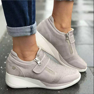 Vente en gros de chaussures de marche à talon compensé en maille et strass pour femmes baskets à paillettes respirantes et à enfiler - Product Image 4