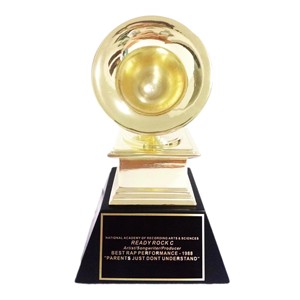 Trophée musical personnalisé style Grammy en alliage de zinc, trophée gramophone doré avec gravure personnalisée pour récompense musicale, souvenir - Product Image 1