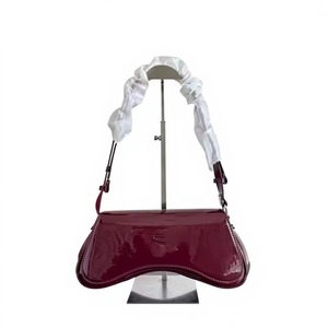 Bolso de Hombro de Cuero Charol Negro para <span class=keywords><strong>Mujer</strong></span>, Elegante Bolso de Mano con Solapa Curva y Correa Ajustable con Detalle Fruncido - Product Image 5