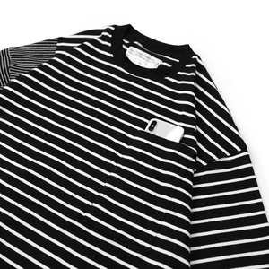 T-shirt da uomo all'ingrosso alla moda con blocchi di colore e righe - T-shirt oversize asimmetrica a righe bianche e nere da uomo - Product Image 3