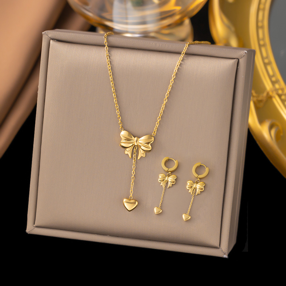 Pendentif cœur avec nœud doré 10