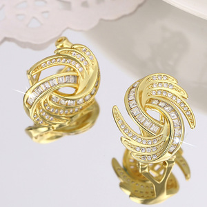 Orecchini a Perno in Metallo con Micro Incastonature a Spirale di Zirconi, Gioielli per Orecchie da Donna Unici e di Lusso Leggero - Product Image 6