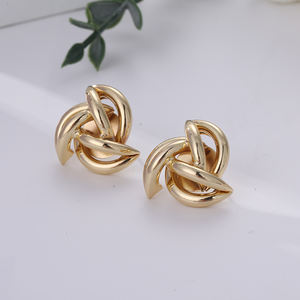 Conjunto de joyas de acero de alta calidad para mujer, pendientes de diseño hueco de acero inoxidable para mujer, oro de 18 quilates resistente al agua - Product Image 3