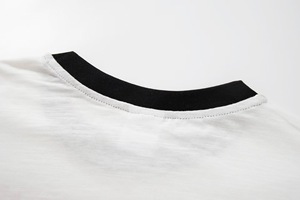 เสื้อยืดโอเวอร์ไซส์สไตล์สตรีทแวร์สุดเทรนดี้ ลุคย้อนยุค Y2K แบบวินเทจ  ลายวงดนตรี  สวยงามสไตล์ยุค 90s - Product Image 3