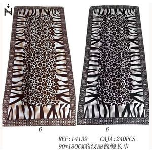 Sciarpa Lunga in Broccato con Stampa Leopardata 90x180cm, Accessorio di Moda per Donne - Product Image 3