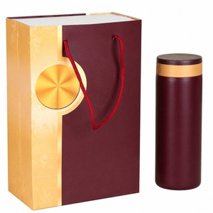 Elegante Vaso de Viaje Metálico Color Borgoña con Detalles en Dorado y Empaque de Caja de Regalo - Product Image 1