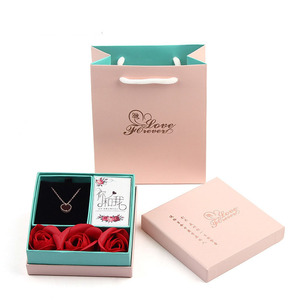 Coffret Cadeau Bijoux Rose Saint-Valentin : Collier et Bague à Motif Carré – Vente en Gros - Product Image 4