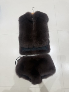 Gilet e <span class=keywords><strong>Pantaloncini</strong></span> in Vera Pelliccia per Donna, Set Invernale Caldo e Morbido in Vera Pelliccia di Volpe - Product Image 2