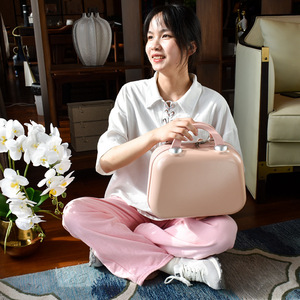 Estuche Organizador de Maquillaje Compacto de Viaje de Inspiración Japonesa con Gancho para Colgar en el Equipaje y Almacenamiento de Artículos de Aseo - Product Image 1
