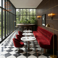 Ensemble de mobilier de restaurant sur mesure Ron Group, banquettes en velours capitonnées, table carrée ou ronde en marbre et chaises