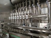 Ligne de remplissage d'alcool automatique électrique contrôlée par PLC de haute précision pour bouteilles en verre de vin et de whisky avec une rigidité élevée