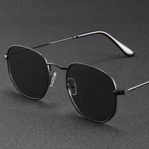 Gafas de Sol con Marco Metálico de Estilo Europeo, Lentes de PC con Protección UV400, Diseño Cuadrilateral Unisex para Viajes, Protección Solar y Conducción - Product Image 2