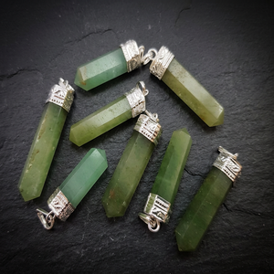 Pendentif en cristal d'aventurine verte naturelle, pointe de cristal, charme en acier inoxydable, crayon, avec argent, à vendre - Product Image 1