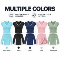 Ensemble de tennis personnalisé pour femmes, haut à manches courtes et col en V, jupe-culotte fendue avec short intégré pour les matchs de tennis
