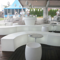 Banc, chaise, tabouret de bar, tabouret incurvé, chaise cube LED en plastique imperméable pour l'extérieur, pour fêtes, événements, jardin