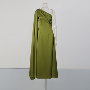Robes longues élégantes en satin vert pour femmes, style cape, dos nu, drapées, ajustées, pour soirées formelles et banquets, respirantes, vente en gros, naturelles - Product Image 1