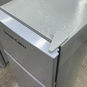 Réfrigérateur à double porte 168L en acier inoxydable avec congélateur supérieur, écoénergétique, idéal pour appartement, dortoir, bureau, faible consommation - Product Image 2