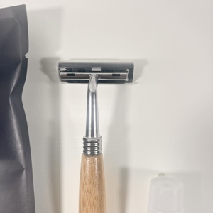 Rasoir jetable YiRui <span class=keywords><strong>BH</strong></span> en gros, triple lame de sécurité en acier inoxydable, manche en bambou doux, crème à raser pour la protection des hôtels - Product Image 2