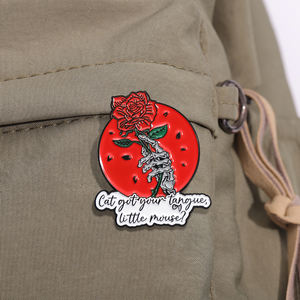 Gato tiene tu lengua pequeño ratón esmalte Pin oscuro Romance broche solapa insignia joyería regalo al por mayor - Product Image 3