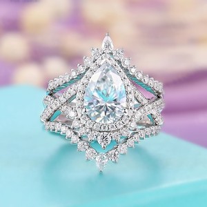 Set di Tre Anelli Impilabili a Forma di Goccia con Design a Corona per Donne - Product Image 6
