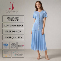 Robe pull midi plissée Joydressing élégante bleu clair en maille pour femme, à manches courtes, boutonnée avec perles, vente en gros