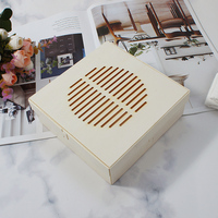 Boîte en bois de style nouveau avec couvercle en bois à motif ajouré pour noix, dattes, chocolats, desserts
