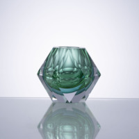 Vase en cristal taillé, décoration en pierres précieuses aux tons de bijoux pour comptoir de bijouterie et présentoir de boutique
