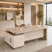 Bureau de direction élégant en bois clair avec armoire latérale et gestion des câbles, grande table de PDG/manager pour bureau d'entreprise moderne