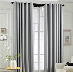 Rideaux occultants gris sur mesure en tissu uni, à plis froncés, pour chambre d'hôtel - Product Image 1