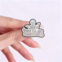 Épinglette fantaisie en émail à motif squelette coloré et citation, badge métallique élégant pour accessoire vestimentaire quotidien