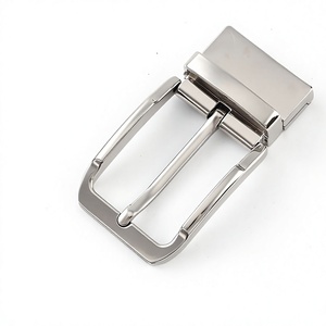 Hebilla Plana de Aleación de Zinc Pulida con Acabado Dorado para Cinturones de Vestir Formales, Herrajes de Marca para Negocios, Directo de Fábrica, OEM, Logotipo Personalizado - Product Image 1