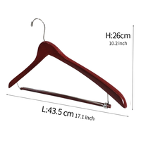 Cintres de luxe rouges en bois avec barre porte-pantalon, robustes et antidérapants pour manteaux, pantalons et chemises habillées