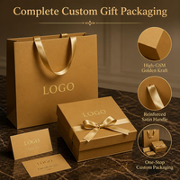 Emballage de bijoux fins (bagues, boucles d'oreilles) dans des sacs en papier rose poudré avec poignée en ruban de satin et logo en feuille d'or