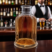 Un verseur actuel de décanteur à rayures verticales pour bouteille en verre de whisky et de cognac