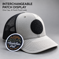 Casquette de camionneur personnalisable avec patch amovible, devant structuré gris, dos en maille noire et visière incurvée pour événements extérieurs en gros
