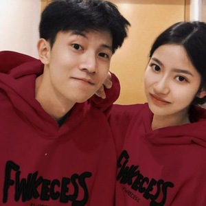 <span class=keywords><strong>Tenue</strong></span> de couple rouge du <span class=keywords><strong>Nouvel</strong></span> <span class=keywords><strong>An</strong></span>, printemps automne, tendance rétro américaine, marque tendance, sweat-shirt à capuche ample imprimé lettres, ensemble deux pièces - Product Image 4