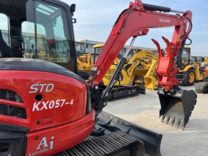 Miniexcavadora de cadenas Kubota KX057-4 usada original de Japón, excavadora pequeña de 5.5 toneladas con motor V2607, giro de cola cero, disponible en stock. - Product Image 3