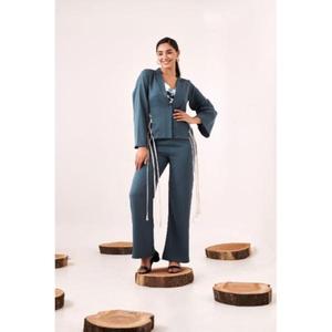 Conjunto de Pantalones y Blusa con Cordones Azules para Mujer, Conjunto de Dos Piezas Elegante con Detalle de Encaje, Look Moderno y Ajuste Cómodo - Product Image 1