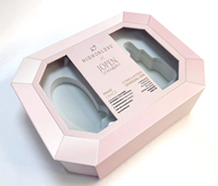 Boîte en carton rigide rose transparente avec fenêtre, ruban, gaufrage UV, marquage à chaud, carton éponge pour emballage cadeau cosmétique et beauté