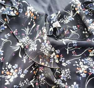 Elegante <span class=keywords><strong>Top</strong></span> Blu Navy con Stampa Floreale, Scollo a V, Volant a Doppio Strato e Maniche con Ruches, Simile a una Camicetta in Seta - Product Image 3