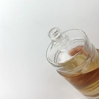 Bouteille à liqueur en verre lourd de forme cylindrique classique, design concave et rond, avec bouchon à vis