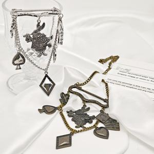 ヴィンテージ アリス・イン・ワンダーランド ネックレス、ブロンズトーン ウサギとポーカーシンボル ペンダントチョーカー、レトロ パンク ユニークなパーティー ジュエリー（女性向け） - Product Image 1