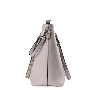 Vente en gros de sacs à main en cuir artificiel personnalisés de luxe pour femmes, fermeture ouverte avec motif de lettres pour dames - Product Image 3