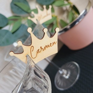 จี้แก้วไวน์รูปมงกุฎไม้ลายฮันนี่แอนด์สวีทเนสส์ พร้อมสลักชื่อส่วนตัว ของตกแต่งโต๊ะงานแต่งงาน ของตกแต่งหน้าเค้ก ของขวัญ - Product Image 1