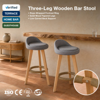 Tabouret de bar en bois recouvert de tissu gris avec dossier bas incurvé, pieds en bois massif et anneau de repose-pieds en corde