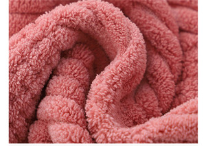 Serviette de Bain Grande Taille en Polaire Corail Douce pour Adultes, Séchage Rapide, Absorbante, Motif Ananas, en Coton, pour Usage Domestique, Doux pour la Peau, Vente en Gros - Product Image 2